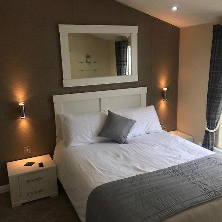 Hot Tub Accommodation North Wales Lodge Ріл Екстер'єр фото