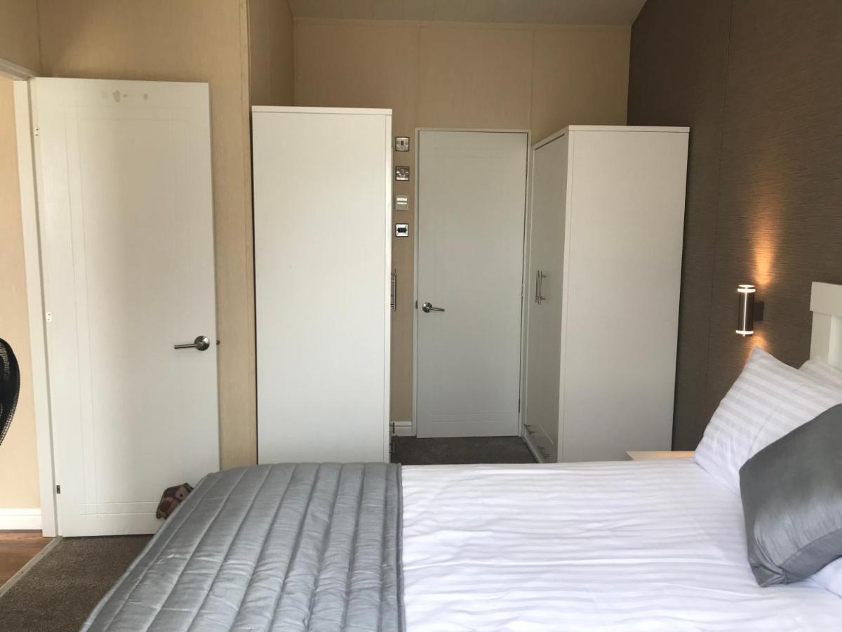 Hot Tub Accommodation North Wales Lodge Ріл Екстер'єр фото