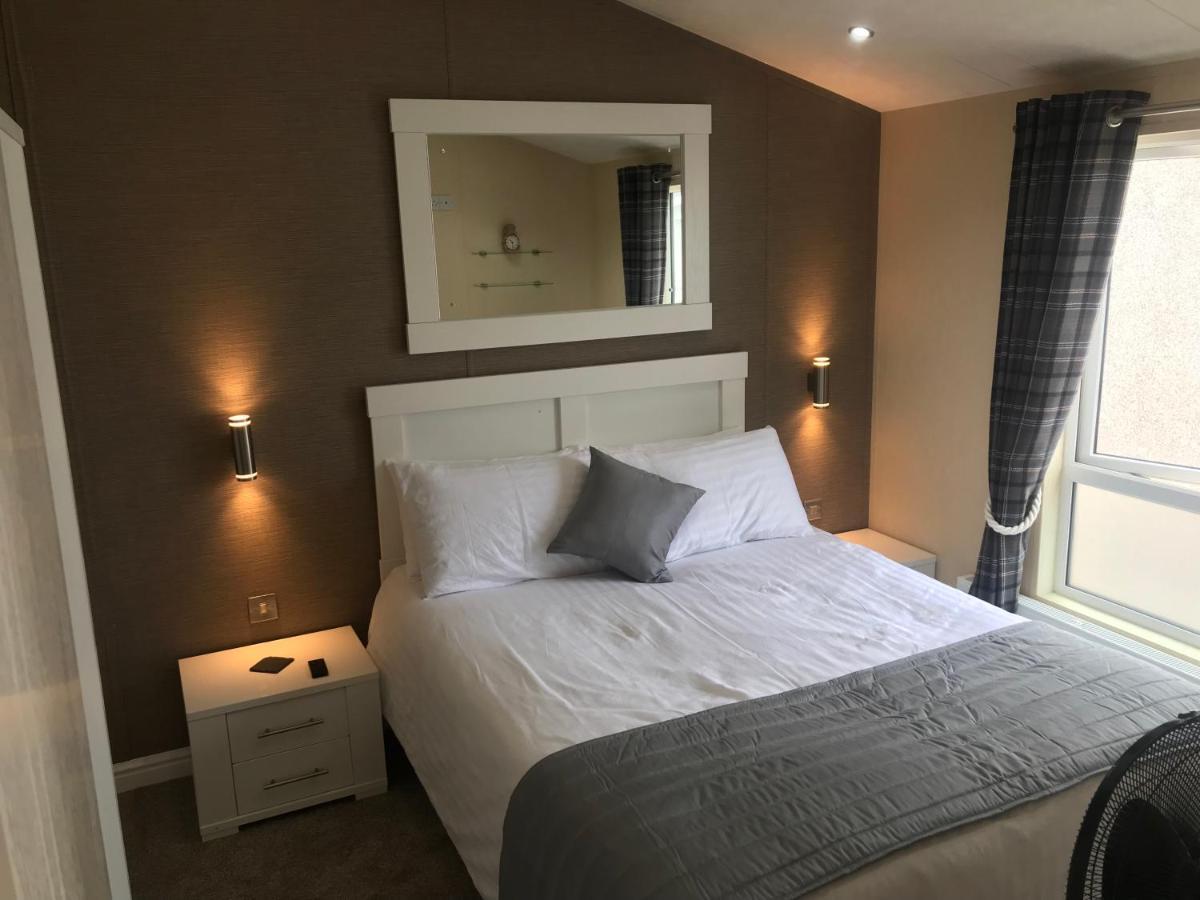 Hot Tub Accommodation North Wales Lodge Ріл Екстер'єр фото